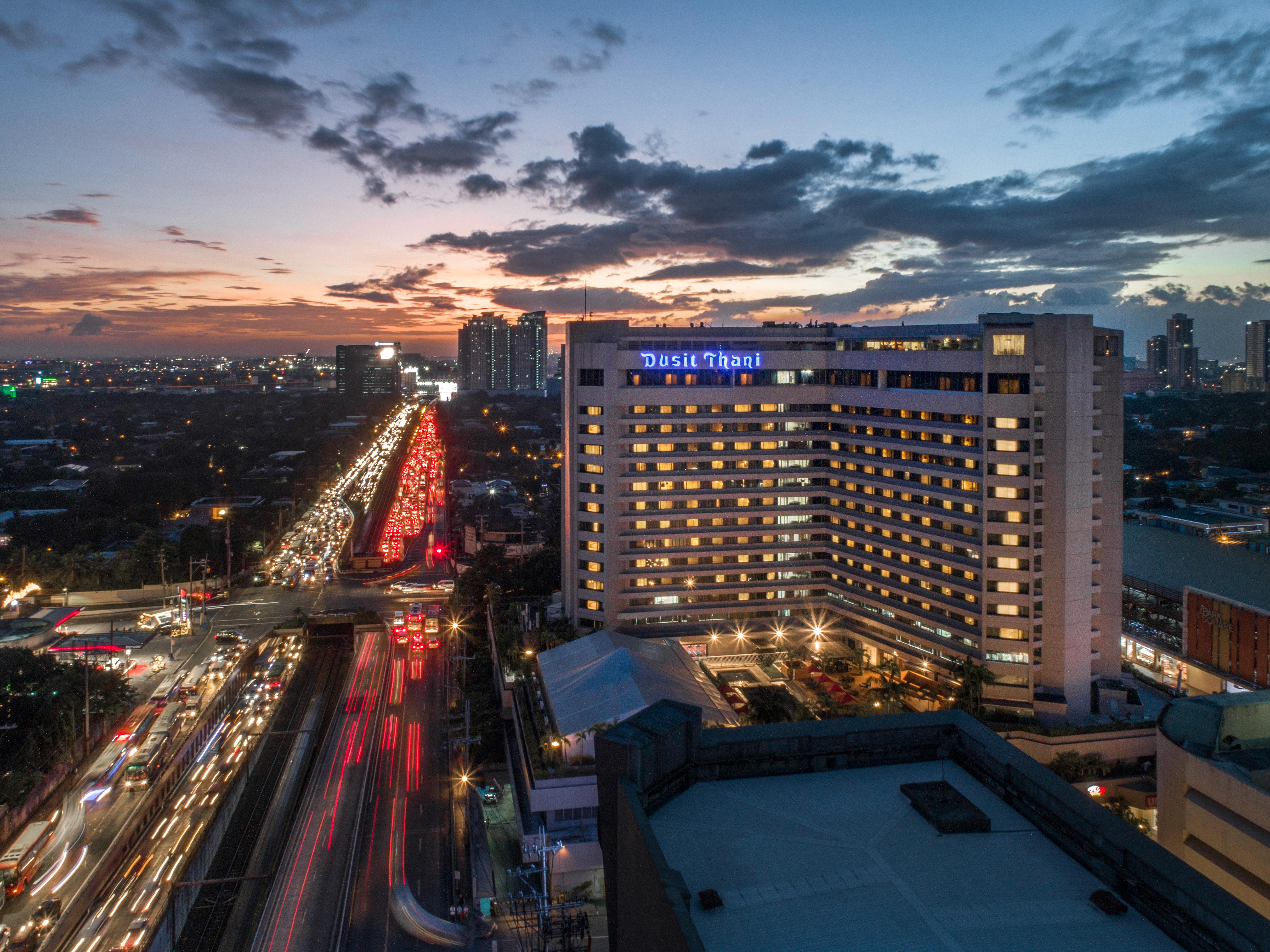 马尼拉都喜天阙酒店 马卡蒂 外观 照片 The hotel at night