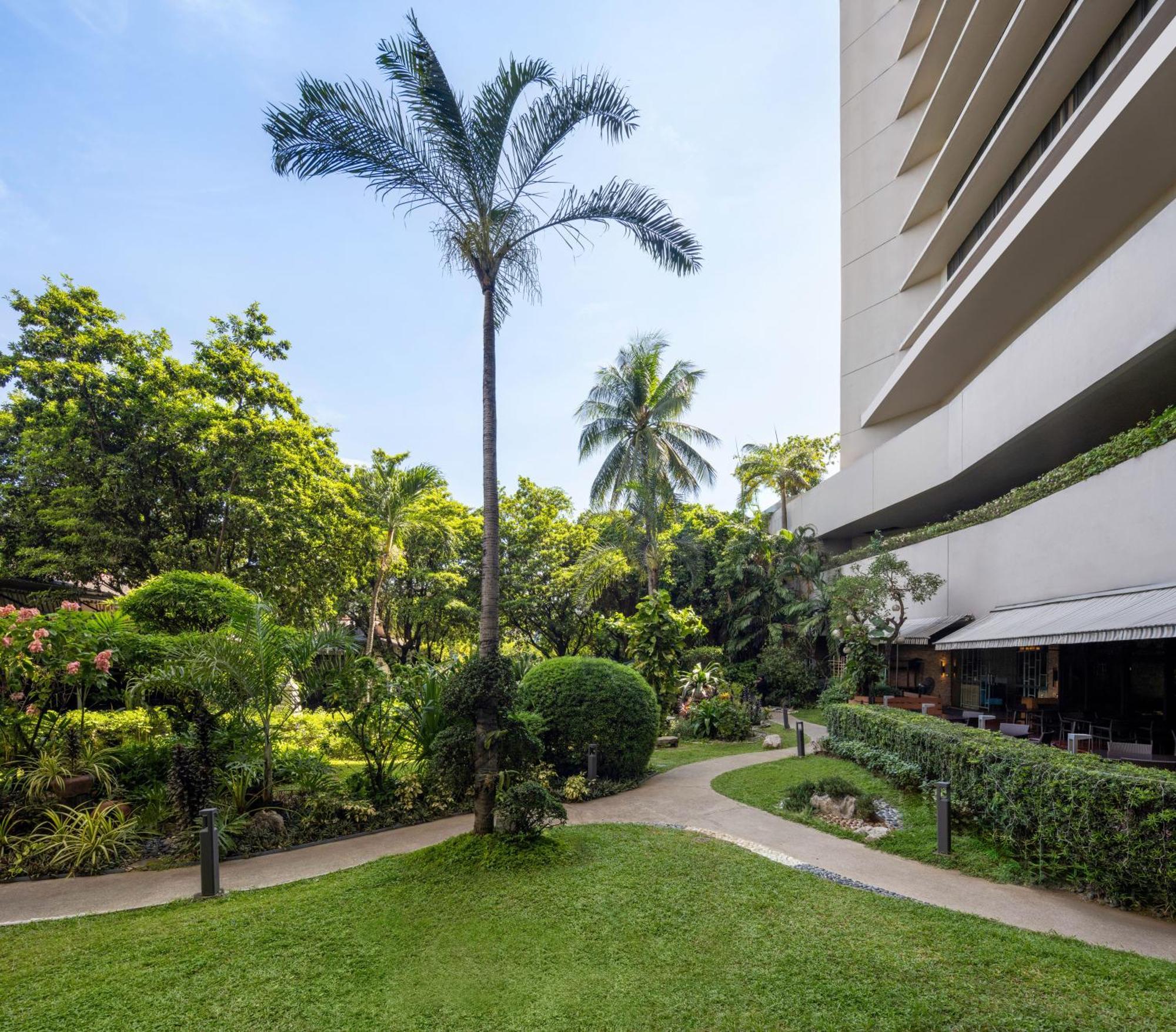 马尼拉都喜天阙酒店 马卡蒂 外观 照片 The hotel's garden