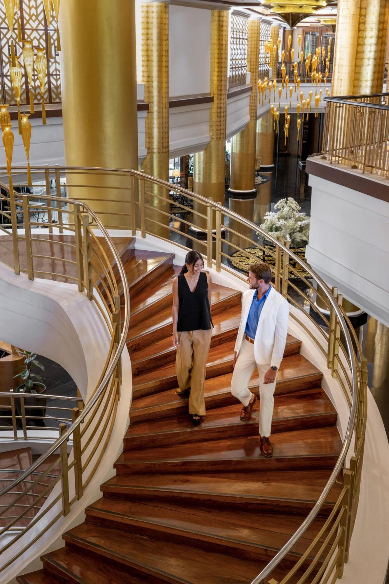 马尼拉都喜天阙酒店 马卡蒂 外观 照片 The staircase at the lobby