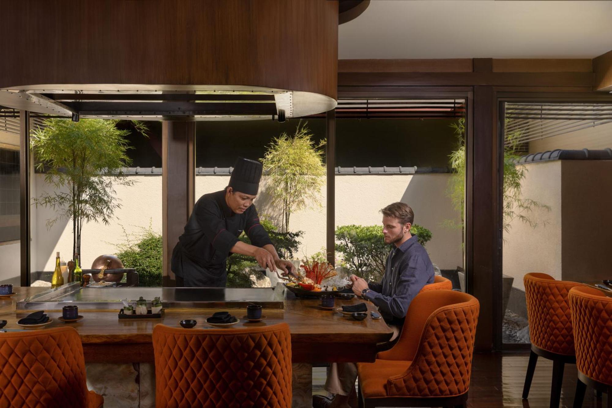 马尼拉都喜天阙酒店 马卡蒂 外观 照片 Chef at work at the hotel's restaurant