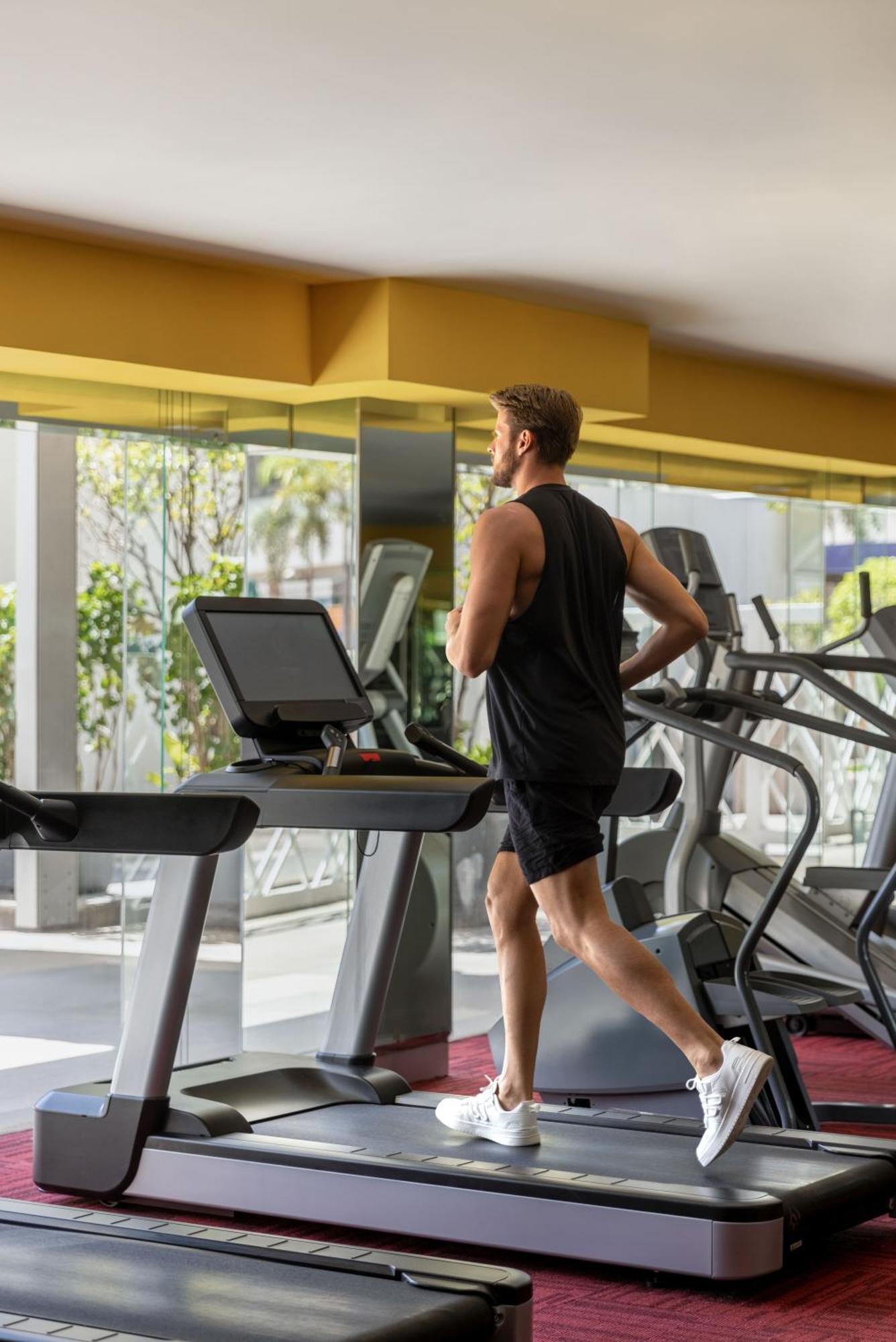 马尼拉都喜天阙酒店 马卡蒂 外观 照片 A treadmill in use